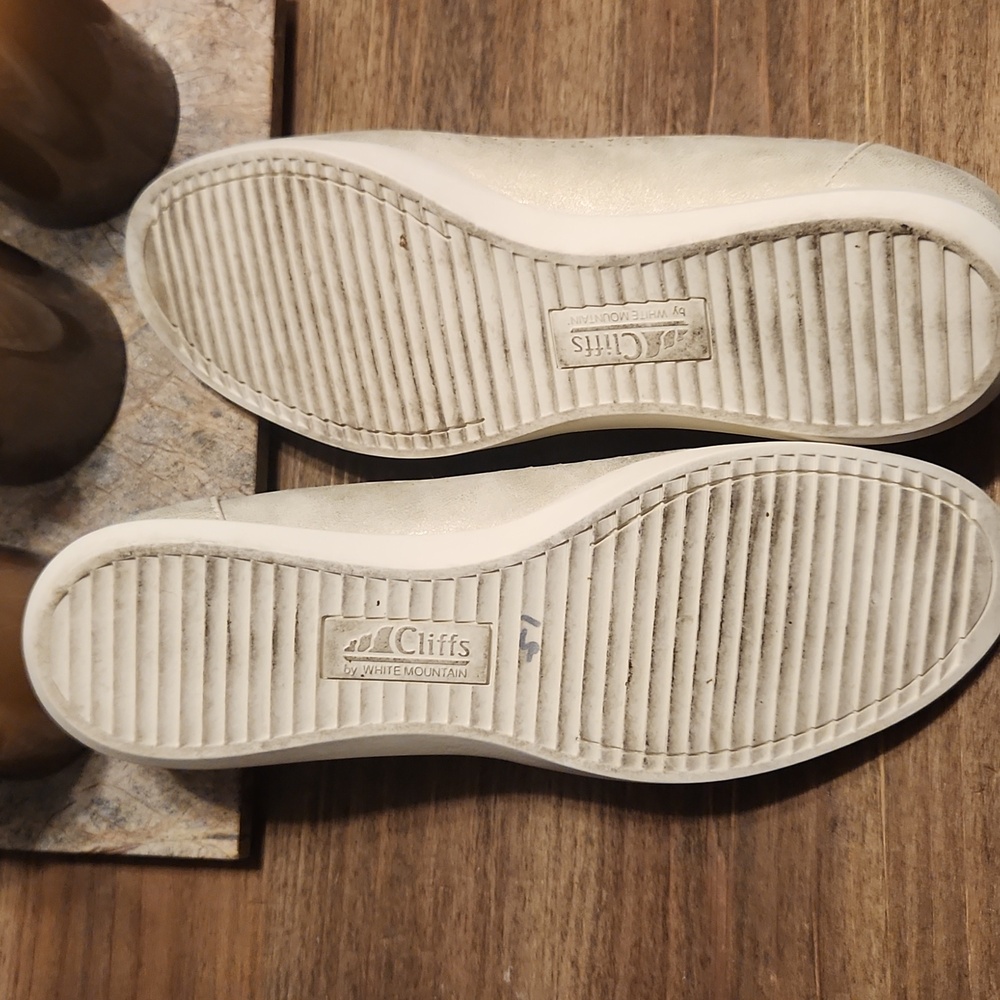 Cliffs By White Mountain Cut-Out Flats, Size 10M - Picture 9 of 9